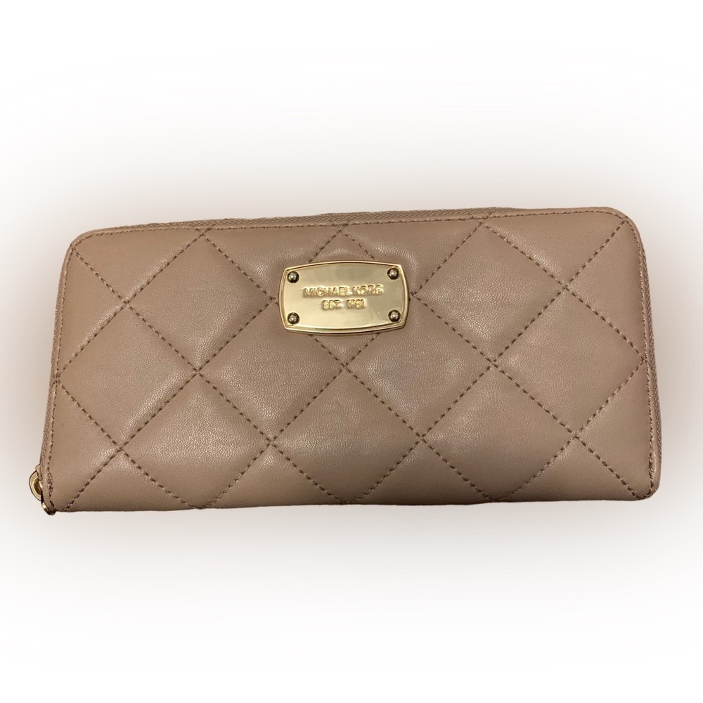 Michael Kors beige quilted wallet
